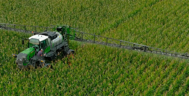 Fendt Rogator 900 in a green field