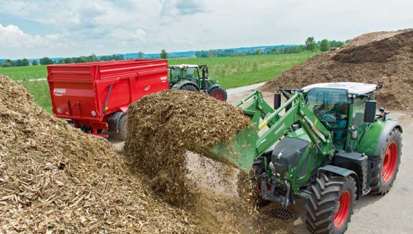 Fendt Gen 6 hauling hay