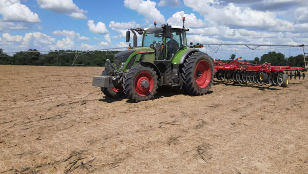 Fendt Gen 6 in a dirt field